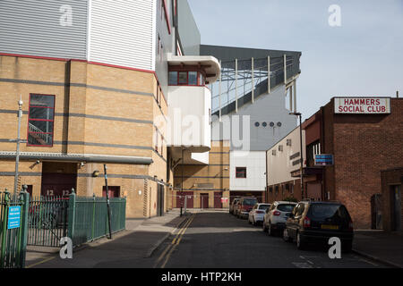 Londres, Royaume-Uni. 13 mars, 2017. Vue vers l'maintenant presque entièrement démoli Bobby Moore Stand au Boleyn Ground, West Ham United, l'ancien stade d'Upton Park. Le Boleyn Ground est en cours de démolition dans le cadre de la préparation de l'Upton Barratt Gardens le développement. La Sir Trevor Brooking Stand ont déjà été démolis. Credit : Mark Kerrison/Alamy Live News Banque D'Images