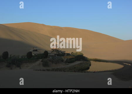 Nanjing, Nanjing, Chine. Mar 13, 2017. Paysages de montagne le Echoing-Sand à Dunhuang, nord-ouest de la Chine, la province du Gansu. Encerclé par la montagne, il y a le lac Crescent ainsi appelé en raison de sa forme. L'eau du lac est si pur et doux qu'il ressemble à une émeraude situé dans le sable. Conformément à l'enregistrement historique, le lac a été en existence depuis des centaines d'années sans jamais être enterré par le sable, qui est vraiment une merveille géologique. Crédit : SIPA Asie/ZUMA/Alamy Fil Live News Banque D'Images