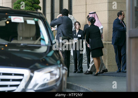 Tokyo, Japon. 14 mars 2017. Le roi d'Arabie saoudite Salman bin Abdulaziz Al Saud, laisse un Tokyo le 14 mars 2017, Tokyo, Japon. Salman est roi au Japon pour une visite de quatre jours, la première en 46 ans, de cimenter les relations commerciales entre les deux pays. Le roi, qui serait accompagné de 1000, a déjà rencontré le Premier ministre japonais Shinzo Abe et avec Prince héritier Naruhito du Japon. Credit : Rodrigo Reyes Marin/AFLO/Alamy Live News Banque D'Images