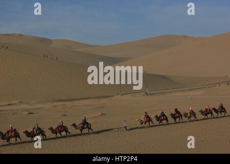 Nanjing, Nanjing, Chine. Mar 13, 2017. Paysages de montagne le Echoing-Sand à Dunhuang, nord-ouest de la Chine, la province du Gansu. Encerclé par la montagne, il y a le lac Crescent ainsi appelé en raison de sa forme. L'eau du lac est si pur et doux qu'il ressemble à une émeraude situé dans le sable. Conformément à l'enregistrement historique, le lac a été en existence depuis des centaines d'années sans jamais être enterré par le sable, qui est vraiment une merveille géologique. Crédit : SIPA Asie/ZUMA/Alamy Fil Live News Banque D'Images