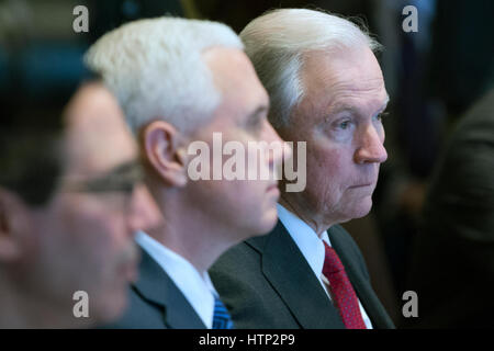 Washington DC, USA 13 mars 2017, Procureur Général Jeff Sessions (R), le Vice-président américain Mike Pence (C) et le secrétaire au Trésor, Steven Mnuchin (L) assister à une réunion du Cabinet avec le Président Donald J. Trump (pas sur la photo) dans la salle du Conseil des ministres de l'Ho blanc Banque D'Images