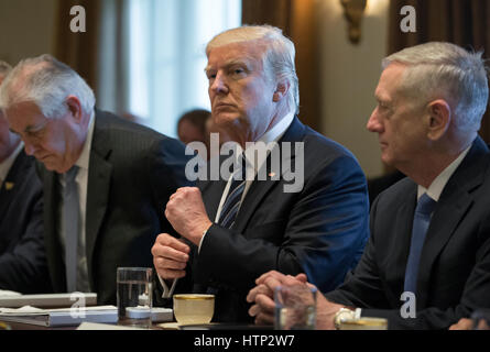 Washington DC, USA 13 mars 2017 Le président américain, Donald J. Trump (C) tient une réunion avec les membres de son cabinet dans la salle du Cabinet de la Maison Blanche à Washington, DC, USA, 13 mars 2017 également dans l'image est secrétaire d'État Rex Tillerson (L) et se Banque D'Images