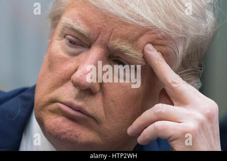 Washington DC, USA 13 mars 2017 Le président américain, Donald J. Trump participe à une réunion sur la santé avec les adversaires de la Loi sur les soins abordables, dans la Roosevelt Room de la Maison Blanche à Washington, DC, USA, 13 mars 2017 La maison connue sous le nom de loi des Républicains Banque D'Images