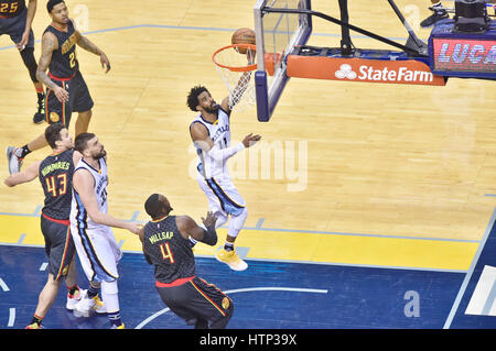 Memphis, TN, USA. Mar 11, 2017. Memphis Grizzlies guard Mike Conley (11) fait un layup au cours du troisième trimestre d'un match NBA contre les Atlanta Hawks au FedEx Forum de Memphis, TN. Atlanta a remporté 107-90. McAfee Austin/CSM/Alamy Live News Banque D'Images