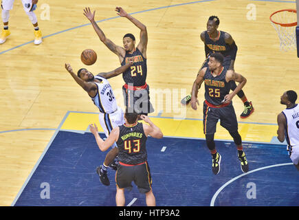 Memphis, TN, USA. Mar 11, 2017. Memphis Grizzlies guard Troy Daniels (30) tente de venir avec une balle lâche entre les Atlanta Hawks guard (Bazemore Kent 24) et d'autres humains au cours du troisième trimestre d'un match NBA au FedEx Forum de Memphis, TN. Atlanta a remporté 107-90. McAfee Austin/CSM/Alamy Live News Banque D'Images