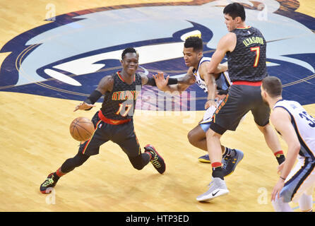 Memphis, TN, USA. Mar 11, 2017. Atlanta Hawks guard Dennis Schroder (17) a du mal à obtenir un passé Memphis Grizzlies humains au cours du deuxième trimestre d'un match NBA au FedEx Forum de Memphis, TN. Atlanta a remporté 107-90. McAfee Austin/CSM/Alamy Live News Banque D'Images