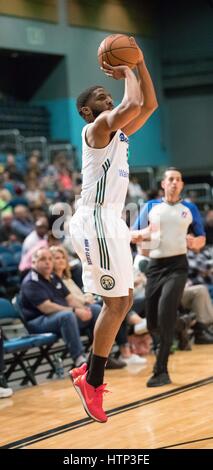 Reno, Nevada, USA. Mar 13, 2017. Reno Bighorn Guard PE'SDÉPUTÉ HOWARD (5) pousses pour trois au cours de la NBA D-League match de basket-ball entre le Reno Bighorns et les Fort Wayne Mad Ants au Reno Events Center à Reno, Nevada. Crédit : Jeff Mulvihill/ZUMA/Alamy Fil Live News Banque D'Images