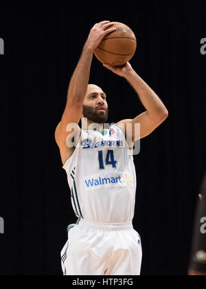 Reno, Nevada, USA. Mar 13, 2017. Reno Bighorn Guard KENDALL MARSHALL (14) pousses durant la NBA D-League match de basket-ball entre le Reno Bighorns et les Fort Wayne Mad Ants au Reno Events Center à Reno, Nevada. Crédit : Jeff Mulvihill/ZUMA/Alamy Fil Live News Banque D'Images