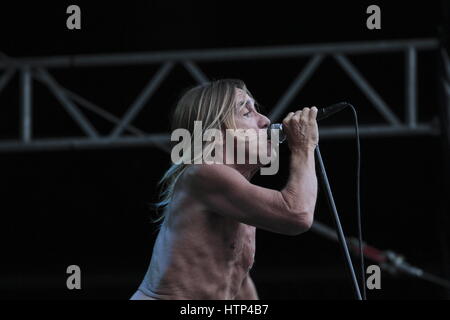 Berlin, Allemagne. Le 06 août, 2013. Iggy Pop & The Stooges sur scène à Zitadelle Spandau à Berlin, Allemagne, 06 août 2013. Photo : Lutz Mueller-Bohlen | dans le monde d'utilisation/dpa/Alamy Live News Banque D'Images