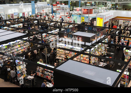 Londres, Royaume-Uni. 14Th Mar, 2017. La Foire du livre de Londres 2017 s'ouvre à l'Olympia de Londres. La foire du livre aura lieu du 14 au 16 mars 2017 est le marché mondial pour l'homme de la négociation et de la vente et la distribution de contenu sur le papier, audio, TV, film et de chaînes numériques. Credit : Bettina Strenske/Alamy Live News Banque D'Images