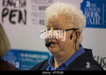 Londres, Royaume-Uni. 14Th Mar, 2017. Écrivain écossais Val McDermid. La Foire du livre de Londres 2017 s'ouvre à l'Olympia de Londres. La foire du livre aura lieu du 14 au 16 mars 2017 est le marché mondial pour l'homme de la négociation et de la vente et la distribution de contenu sur le papier, audio, TV, film et de chaînes numériques. Credit : Bettina Strenske/Alamy Live News Banque D'Images