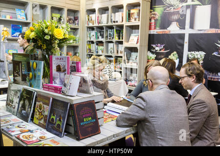 Londres, Royaume-Uni. 14Th Mar, 2017. La Foire du livre de Londres 2017 s'ouvre à l'Olympia de Londres. La foire du livre aura lieu du 14 au 16 mars 2017 est le marché mondial pour l'homme de la négociation et de la vente et la distribution de contenu sur le papier, audio, TV, film et de chaînes numériques. Credit : Bettina Strenske/Alamy Live News Banque D'Images