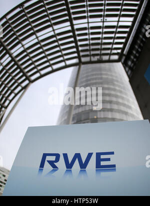 Le logo de du groupe énergétique RWE en photo avant les résultats financiers conférence de presse dans le siège de l'entreprise Essen, Allemagne, 14 mars 2017. En raison de la chute des prix de l'énergie atomique et l'accord avec le cher gouvernement allemand, RWE a enregistré une perte de 5,7 milliards d'euros. Photo : Ina Fassbender/dpa Banque D'Images