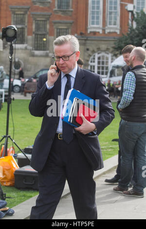 Londres, Royaume-Uni. 14Th Mar, 2017. Le député conservateur de Surrey Heath et ancien secrétaire d'État l'éducation Michael Gove qui a joué un rôle déterminant dans le vote est vu dans la campagne de congé un jour après Westminster Le Parlement a adopté la Loi Brexit Crédit : amer ghazzal/Alamy Live News Banque D'Images