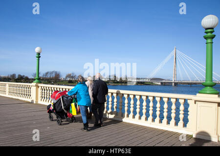 Sefton, Merseyside, Royaume-Uni. Météo britannique. 14 mars, 2017. Printemps glorieux jour sur le lac marin, et le pont vénitien restauré dans Kings Gardens à Southport. Jardins du Roi d'un parc historique sur la promenade de Southport et a été restauré à son ancienne gloire et est maintenant l'un des principaux sites de Southport qui comprend le lac marin, Kings Gardens, et Marine Way Bridge. Credit : MediaWorldImages/Alamy Live News Banque D'Images