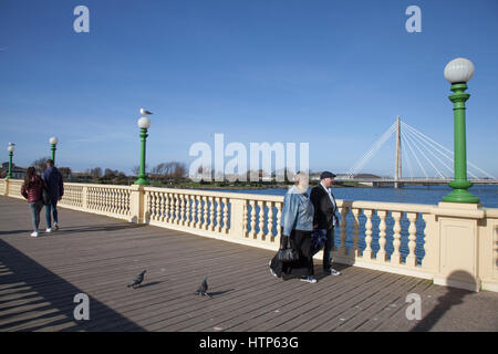 Sefton, Merseyside, Royaume-Uni. Météo britannique. 14 mars, 2017. Printemps glorieux jour sur le lac marin, et le pont vénitien restauré dans Kings Gardens à Southport. Jardins du Roi d'un parc historique sur la promenade de Southport et a été restauré à son ancienne gloire et est maintenant l'un des principaux sites de Southport qui comprend le lac marin, Kings Gardens, et Marine Way Bridge. Credit : MediaWorldImages/Alamy Live News Banque D'Images