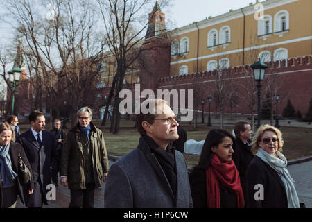 Moscou, Russie. 14Th Mar, 2017. L'actuel maire Michael Mueller (M) se dirige vers le Kremlin avec sa délégation à Moscou, Russie, 14 mars 2017. Mueller est en visite dans la capitale russe jusqu'au 15 mars. Photo : Sergej Kozmin/dpa/Alamy Live News Banque D'Images
