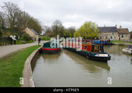 Bradford on Avon, Wiltshire, Royaume-Uni. 14Th Mar, 2017. Météo britannique. Bradford, Quai un temps couvert mais chaud sur le Kennet and Avon Canal à Bradford on Avon, dans le Wiltshire. Credit : Graham Hunt/Alamy Live News Banque D'Images