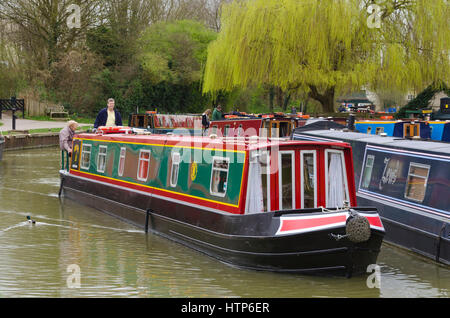 Bradford on Avon, Wiltshire, Royaume-Uni. 14Th Mar, 2017. Météo britannique. Bradford, Quai un temps couvert mais chaud sur le Kennet and Avon Canal à Bradford on Avon, dans le Wiltshire. Credit : Graham Hunt/Alamy Live News Banque D'Images