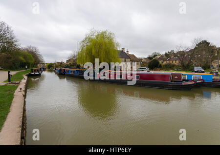 Bradford on Avon, Wiltshire, Royaume-Uni. 14Th Mar, 2017. Météo britannique. Bradford, Quai un temps couvert mais chaud sur le Kennet and Avon Canal à Bradford on Avon, dans le Wiltshire. Credit : Graham Hunt/Alamy Live News Banque D'Images