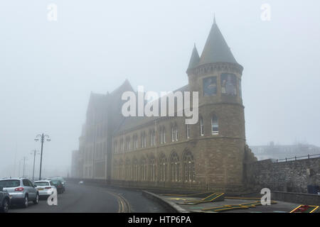 Aberystwyth, Pays de Galles, Royaume-Uni. 14Th Mar, 2017. La ville balnéaire est enveloppé d'un brouillard ou brume de mer. Sur cette photo de la vieille ville le collège. Credit : Alan Hale/Alamy Live News Banque D'Images