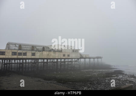 Aberystwyth, Pays de Galles, Royaume-Uni. 14Th Mar, 2017. La ville balnéaire est enveloppé d'un brouillard ou brume de mer. Dans cette photo, la jetée. Credit : Alan Hale/Alamy Live News Banque D'Images