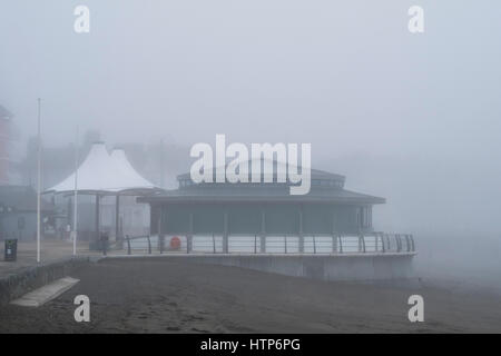 Aberystwyth, Pays de Galles, Royaume-Uni. 14Th Mar, 2017. La ville balnéaire est enveloppé d'un brouillard ou brume de mer. Dans cette photo, la ville's promenade bandstand. Credit : Alan Hale/Alamy Live News Banque D'Images