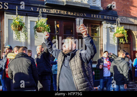 Leicester, Royaume-Uni. 14Th Mar, 2017. Des milliers de fans de football espagnol Sevilla remplissez la high street, et à venir Jubilee square de sessions de jeu dans la ligue des champions contre Leicester City. La difficulté à l'extérieur du centre-ville évasé de pubs entre les fans. Crédit : Ian Francis/Alamy Live News Banque D'Images