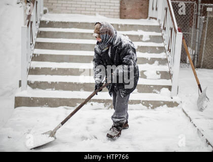 Montréal, Canada. 14Th Mar, 2017. Montréal, Québec. Mars 14th, 2017. Une femme âgée de pelles de la neige de l'avant de sa maison. La tempête, qui a frappé l'Est du Canada et des États-Unis, est prévu d'abandonner 15 à 25 centimètres de neige dans la région de Montréal. Credit : Dario Ayala/Alamy Live News Banque D'Images