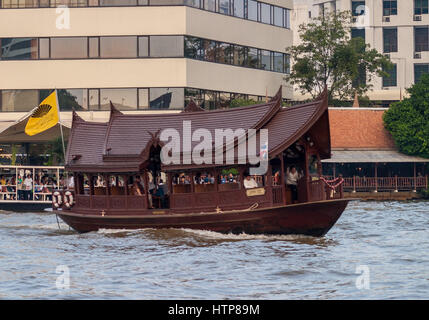 Bangkok, Thaïlande. 15 Nov, 2006. La pagode de l'hôtel Oriental en bateau navette sur la rivière Chao Phraya, le Fleuve des Rois légendaires, qui traverse Bangkok. La Thaïlande est devenue une destination touristique favorite. Credit : Arnold Drapkin/ZUMA/Alamy Fil Live News Banque D'Images