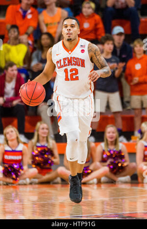 Clemson Tigers guard Avry Holmes (12) lors de la Nit Tournament match de basket-ball entre l'Oakland Golden Grizzlis et Clemson Tigers le Mardi, Mars 14, 2017 à Littlejohn Coliseum à Clemson, SC. David Grooms/CSM Banque D'Images