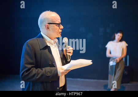 Hong Kong, Hong Kong. Mar 16, 2017. Hans Ulrich Obrist (L) parle aux participants au cours de l'ouverture de l'exposition Zaha Hadid intitulée "Il ne devrait pas y avoir de fin à l'expérimentation' à la galerie de l'arbre d'Artis à Hong Kong, Chine. Credit : Time-Snaps/Alamy Live News Banque D'Images