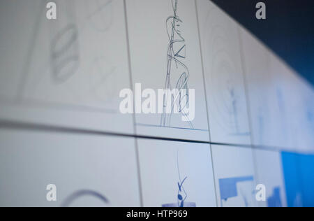 Hong Kong, Hong Kong. Mar 16, 2017. Des personnes participent à l'ouverture de l'exposition Zaha Hadid intitulée "Il ne devrait pas y avoir de fin à l'expérimentation' à la galerie de l'arbre d'Artis à Hong Kong, Chine. Credit : Time-Snaps/Alamy Live News Banque D'Images