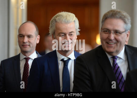 La Haye, Pays-Bas. Mar 16, 2017. Populiste de droite Geert Wilders arrive à la première parle à l'intérieur du parlement à La Haye, Pays-Bas, 16 mars 2017. Le parti libéral-conservateur de l'actuel Premier ministre néerlandais Rutte a reçu le plus de votes lors des élections législatives du 15 mars. Populiste de droite Geert Wilders et son parti PVV ont moins bien réussi que prévu. Photo : Daniel Reinhardt/dpa/Alamy Live News Banque D'Images