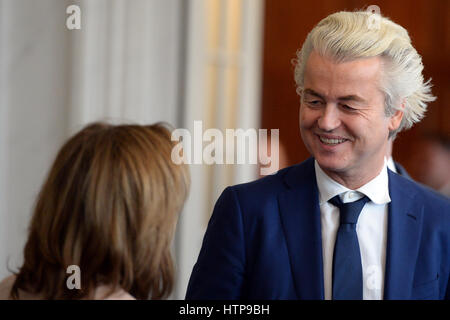 La Haye, Pays-Bas. Mar 16, 2017. Populiste de droite Geert Wilders arrive à la première parle à l'intérieur du parlement à La Haye, Pays-Bas, 16 mars 2017. Le parti libéral-conservateur de l'actuel Premier ministre néerlandais Rutte a reçu le plus de votes lors des élections législatives du 15 mars. Populiste de droite Geert Wilders et son parti PVV ont moins bien réussi que prévu. Photo : Daniel Reinhardt/dpa/Alamy Live News Banque D'Images