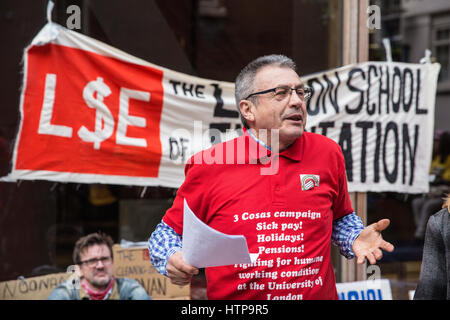Londres, Royaume-Uni. Mar 16, 2017. Un membre de la campagne, 3 Cosas qui a fait campagne pour l'égalité de conditions pour des employés de l'université et les travailleurs externalisés en congés maladie, vacances et des retraites à l'Université de London Senate House, adresses de nettoyeurs de la London School of Economics (LSE), qui sont actuellement en grève suite à un long conflit sur les salaires et les conditions, et leurs partisans y compris les membres de l'Organisation des voix du monde et les travailleurs indépendants de Grande-Bretagne de l'Union des syndicats, la tenue d'un meeting de protestation à l'extérieur de l'université. Credit : Mark Kerrison/Alamy Live News Banque D'Images