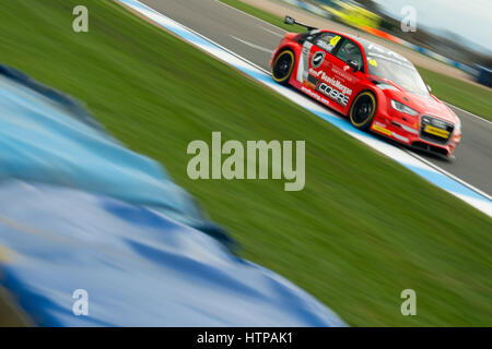 Castle Donington, UK. Mar 16, 2017. Pilote de course BTCC Ollie Jackson et AmD Tuning. Credit : Gergo Toth/Alamy Live News Banque D'Images