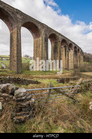 L'étonnante Hewenden Viaduct près de Cullingworth, Bradford, West Yorkshire sur une belle journée de printemps ensoleillée Banque D'Images