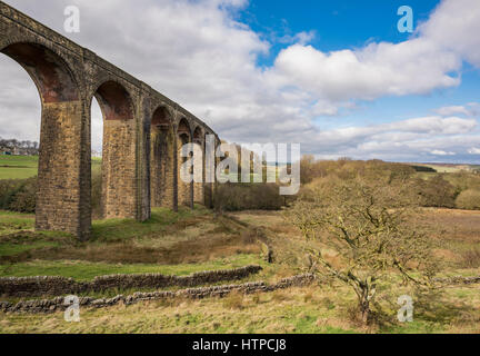 L'étonnante Hewenden Viaduct près de Cullingworth, Bradford, West Yorkshire sur une belle journée de printemps ensoleillée Banque D'Images