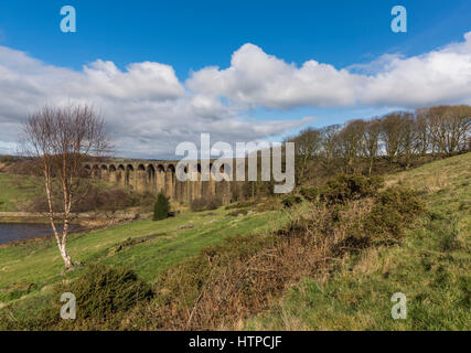 L'étonnante Hewenden Viaduct près de Cullingworth, Bradford, West Yorkshire sur une belle journée de printemps ensoleillée Banque D'Images