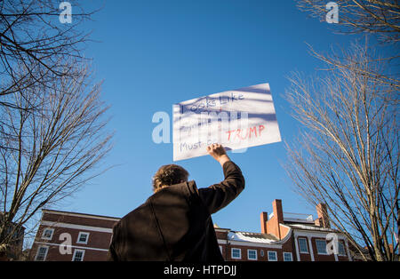 PORTSMOUTH, NH, USA - 19 février : les gens protestent dans la rue contre le président américain Donald Trump le Février 19, 2016 à Portsmouth, NH. Banque D'Images
