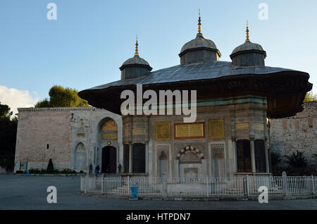 Fontaine d'Ahmed III devant la porte impériale Du palais de Topkapı à Istanbul Banque D'Images