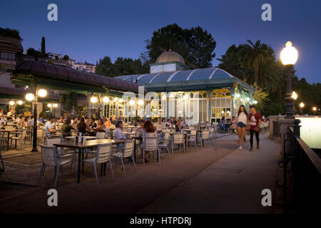 Diners mangeant à Kiosko Restaurante Terraza Las Titas en la Plaza de Humillaredo un soir d'été à Grenade Espagne Banque D'Images