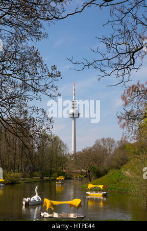 Tour de télévision à Mannheim, vue de Luisenpark Banque D'Images