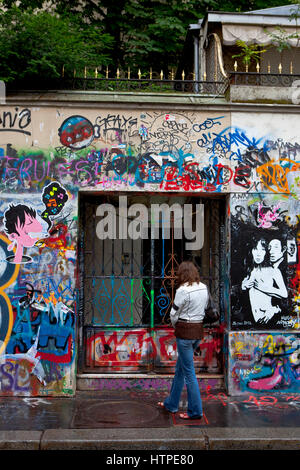 Une femme s'arrête devant la maison de Serge Gainsbourg, 5 bis rue de Verneuil, 75006 Paris, France. La maison de Serge Gainsbourg. Banque D'Images