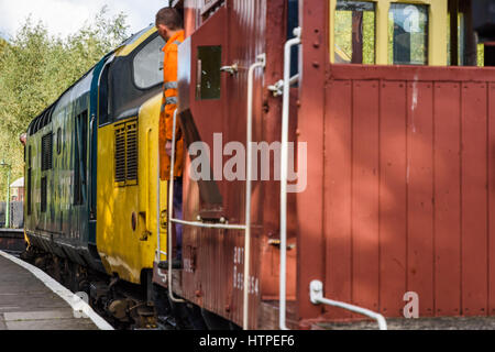 Chauffeur et Garde côtière canadienne en attendant le signal pour partir avec un train de marchandises de démonstration sur le North Yorks Moors Railway Banque D'Images