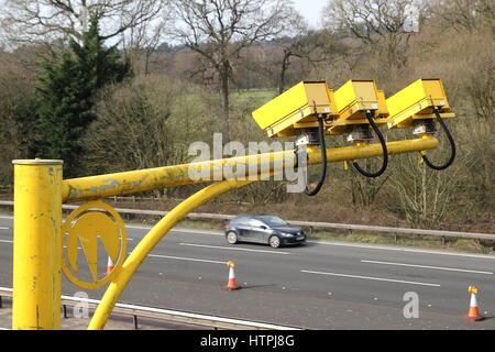 Fleet, Hampshire, Royaume-Uni - 11 mars 2017 : les caméras de vitesse moyenne à l'opération sur l'autoroute M3 pour réduire la vitesse du véhicule à des limites de sécurité des travaux routiers Banque D'Images