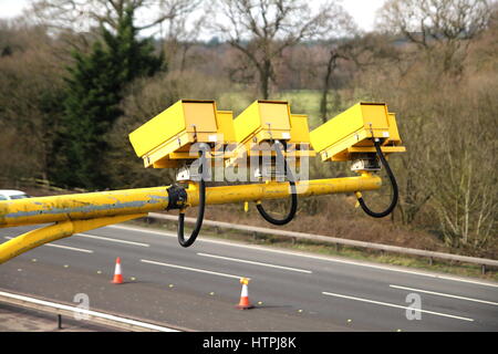 Fleet, Hampshire, Royaume-Uni - 11 mars 2017 : les caméras de vitesse moyenne à l'opération sur l'autoroute M3 pour réduire la vitesse du véhicule à des limites de sécurité des travaux routiers Banque D'Images