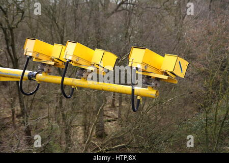 Fleet, Hampshire, Royaume-Uni - 11 mars 2017 : les caméras de vitesse moyenne à l'opération sur l'autoroute M3 pour réduire la vitesse du véhicule à des limites de sécurité des travaux routiers Banque D'Images