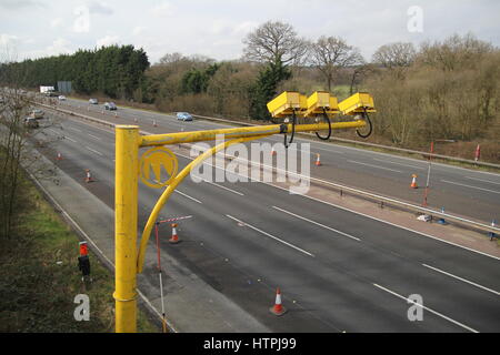 Fleet, Hampshire, Royaume-Uni - 11 mars 2017 : les caméras de vitesse moyenne à l'opération sur l'autoroute M3 pour réduire la vitesse du véhicule à des limites de sécurité des travaux routiers Banque D'Images